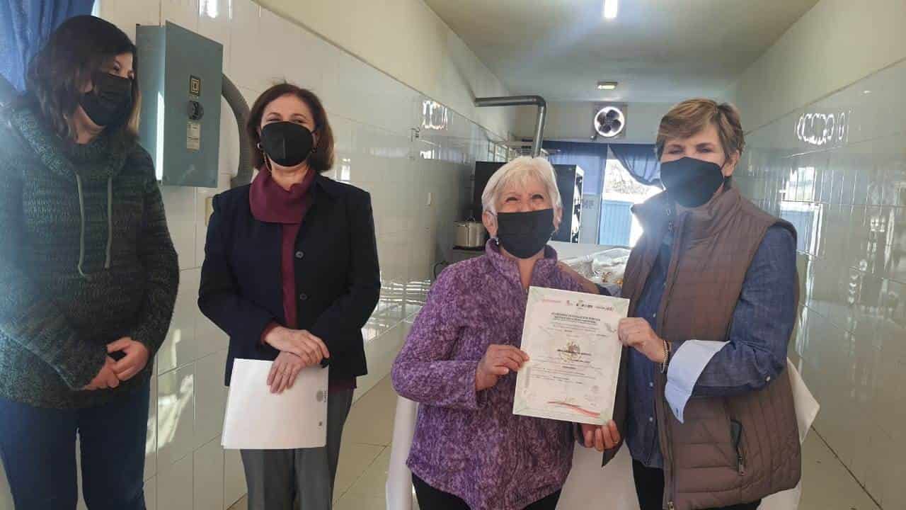 La primera dama de Monclova, doctora Leticia Carrillo Acevedo hizo entrega de constancias a amas de casa que participaron en el curso de Panaderia impulsado por el Instituto Municipal de la Mujer, representado por Silvia Villarreal.