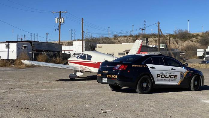 Avioneta aterriza en carretera de El Paso