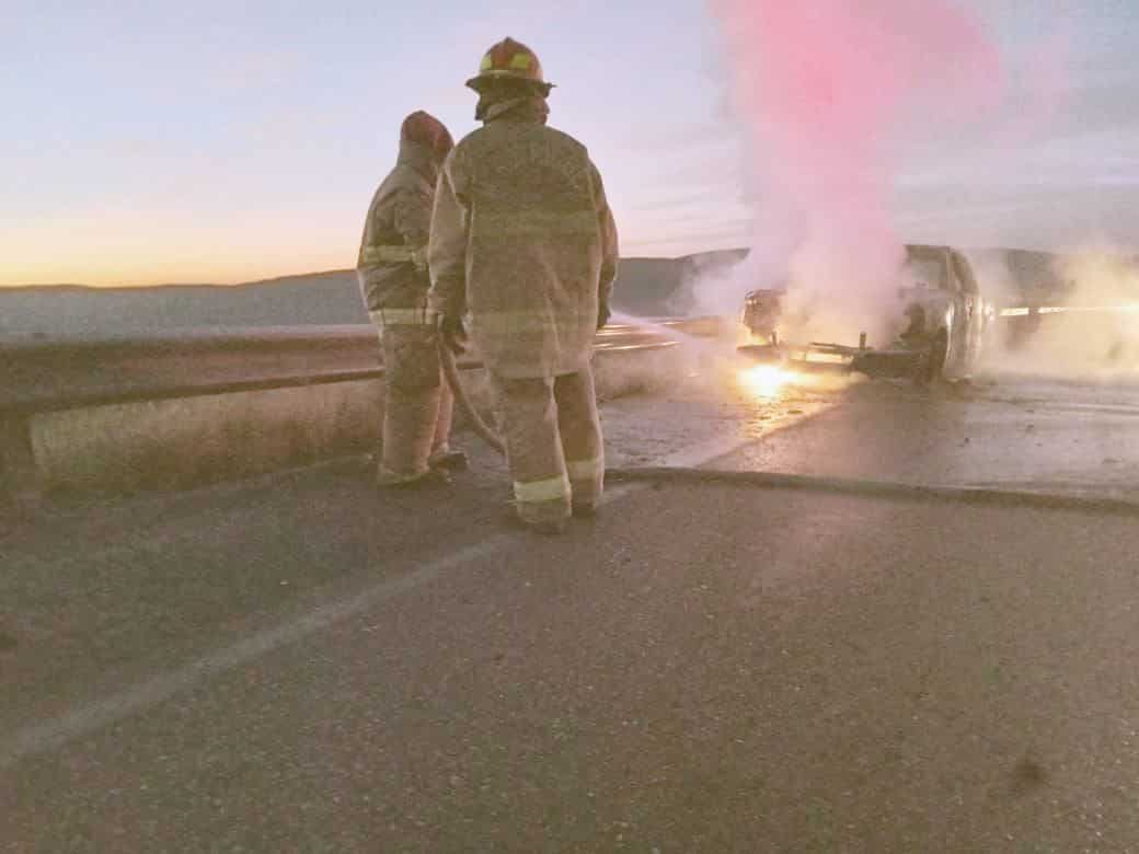 Una camioneta de paisanos terminó incendiada sobre la carretera federal 57.