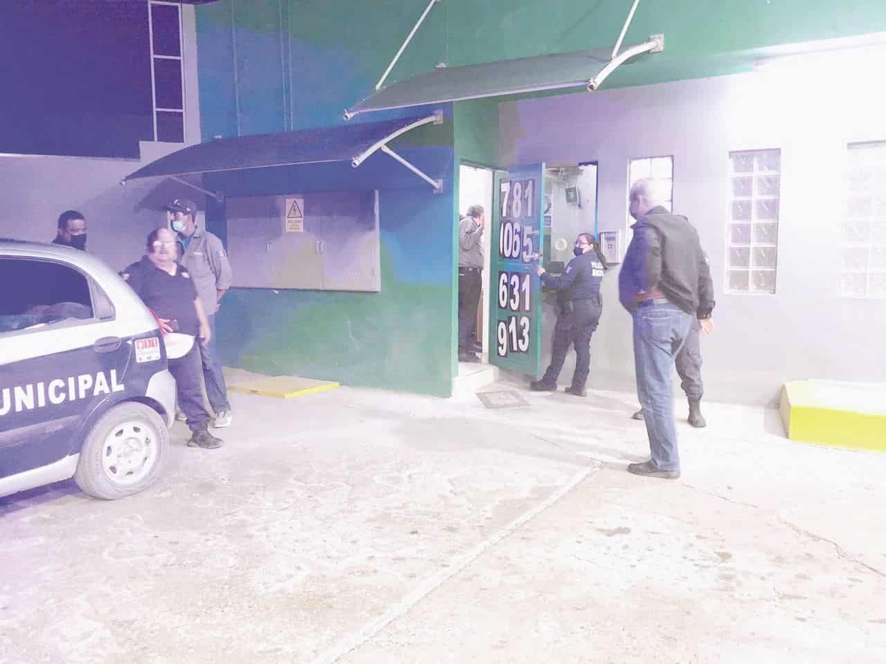 El ladrón amagó al despachador con un revolver.