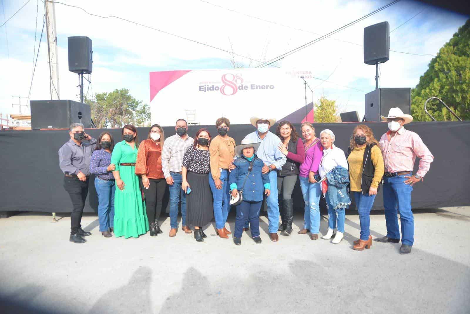 Al final las autoridades se unieron al resto de la celebración de 88 aniversario del ejido 8 de Enero, una tradición en la región.