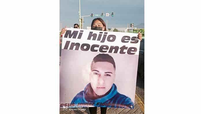 Con gritos de justica, familiares de Jesús Flores Garay exigieron a las autoridades realizar una investigación a conciencia.
