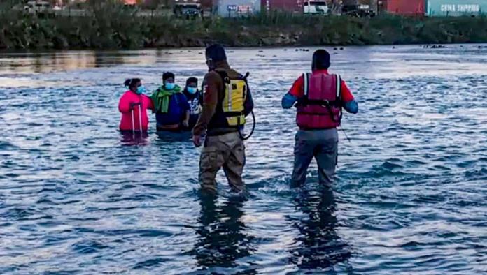 Rescatan a embarazada hondureña en el río Bravo