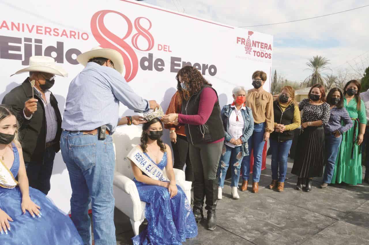 El Alcalde Roberto Piña y su esposa Verónica Martínez fueron los encargados de coronar a la soberana Guadalupe Sánchez de León.