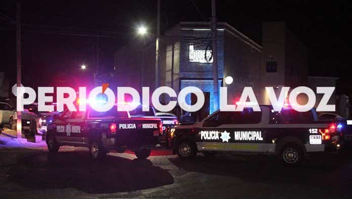 Autoridades arribaron al bar tras el reporte de una riña.