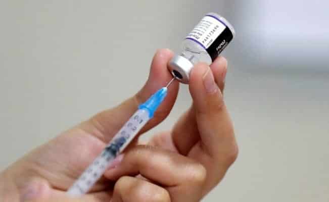 Pfizer tendrá lista la vacuna para la variante Ómicron en marzo