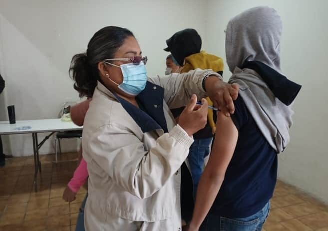 Detectan 35 jóvenes con síntomas leves en brigada de vacunación