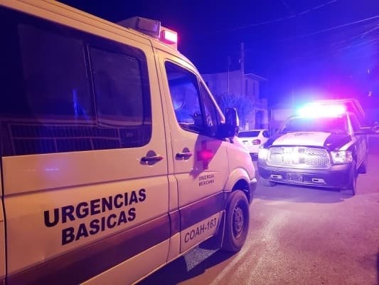 Tras el reporte al 911 de emergencia, paramédicos de la Cruz Roja lo trasladaron al hospital.