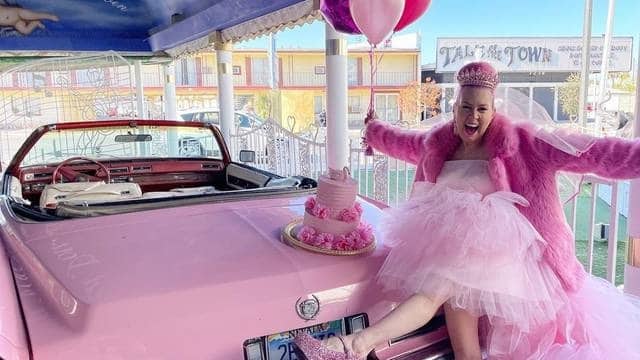 Mujer se casa con el “amor de su vida”: el color rosa