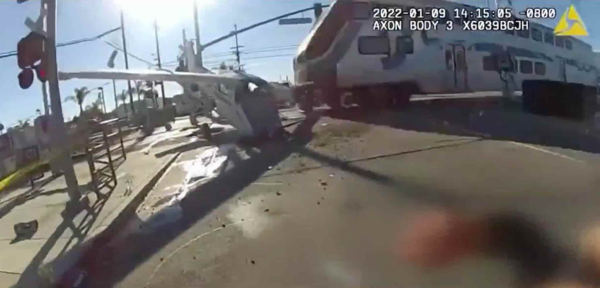Salvan por segundos a conductor de ser arrollado por un tren