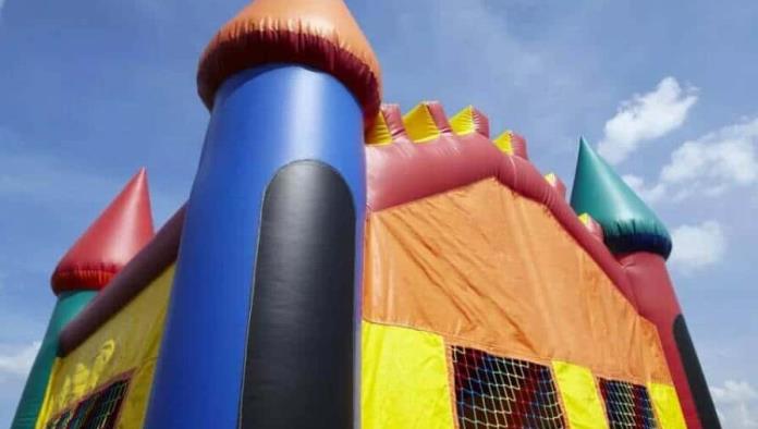 2 niños mueren por castillo inflable que se levanto por fuertes vientos
