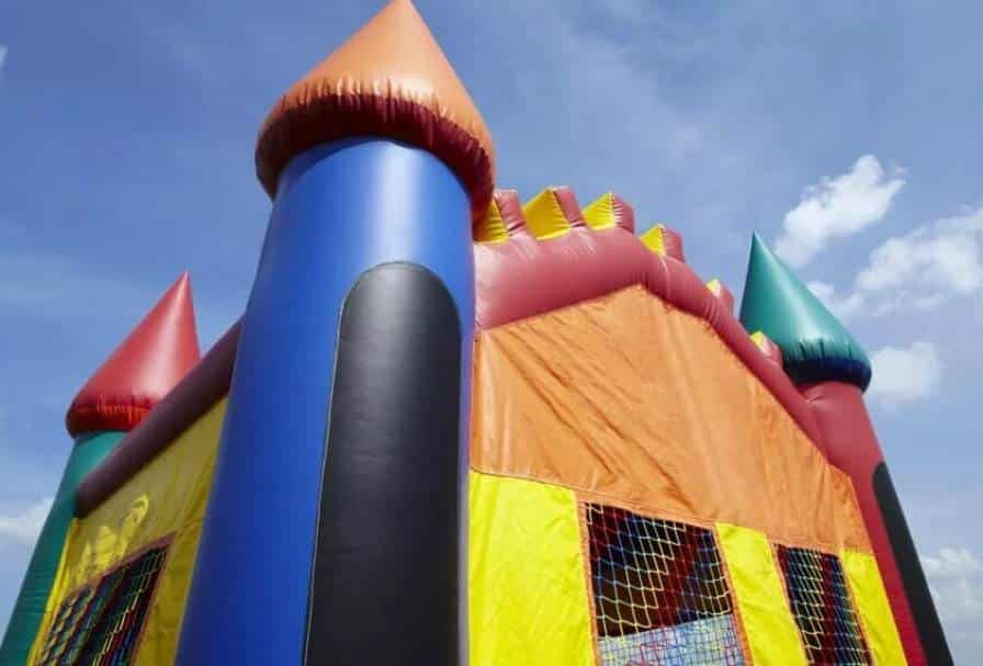 2 niños mueren por castillo inflable que se levanto por fuertes vientos