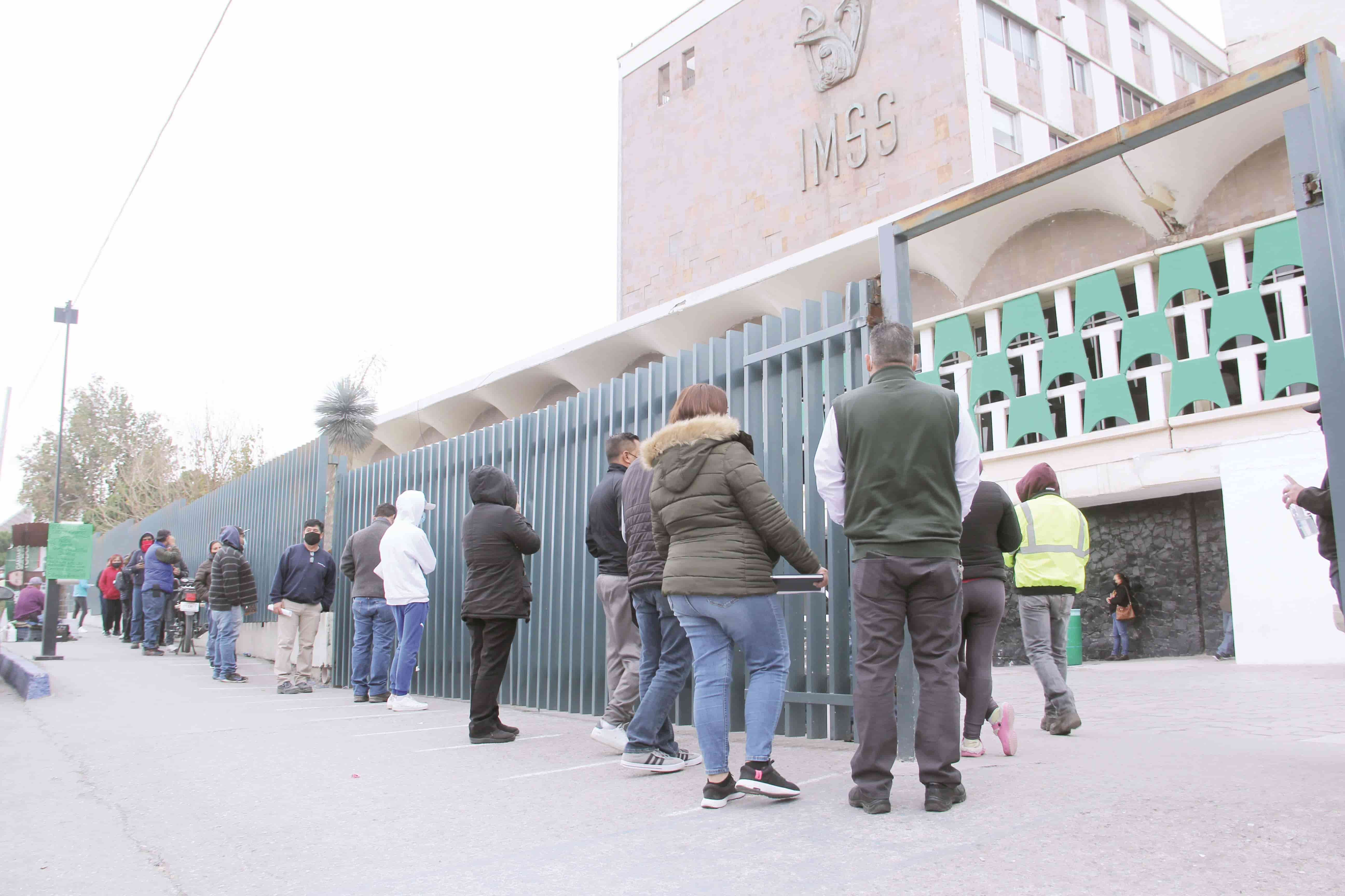 Las personas hicieron fila por más de una hora para realizarles la prueba Covid.