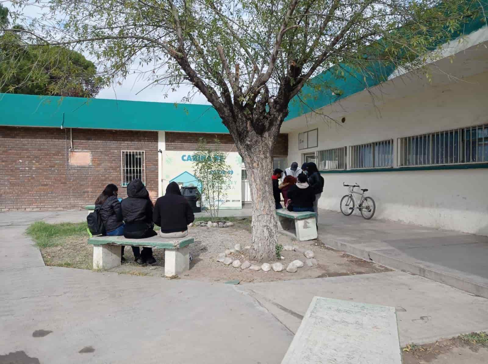 A pesar del aumento de contagios, solo realizan 10 pruebas durante la mañana.