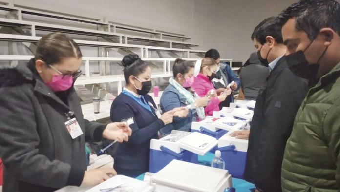 Aplican refuerzo a personas de 50