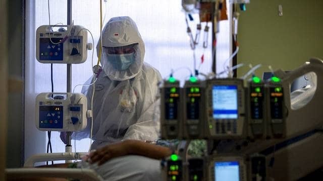 USA permite a médicos trabajar con síntomas de Covid-19