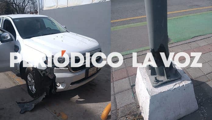 Orlando causó daños en su camioneta. El conductor de la Ranger perdió el control, causando que rebotara contra la base de concreto de la luminaria.