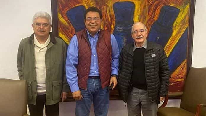 El Alcalde Roberto Piña se reunió con el Presidente del Patronato de Limpieza, Gerardo García Castelán y el Director de Comunicación de AHMSA, Francisco Ordula.