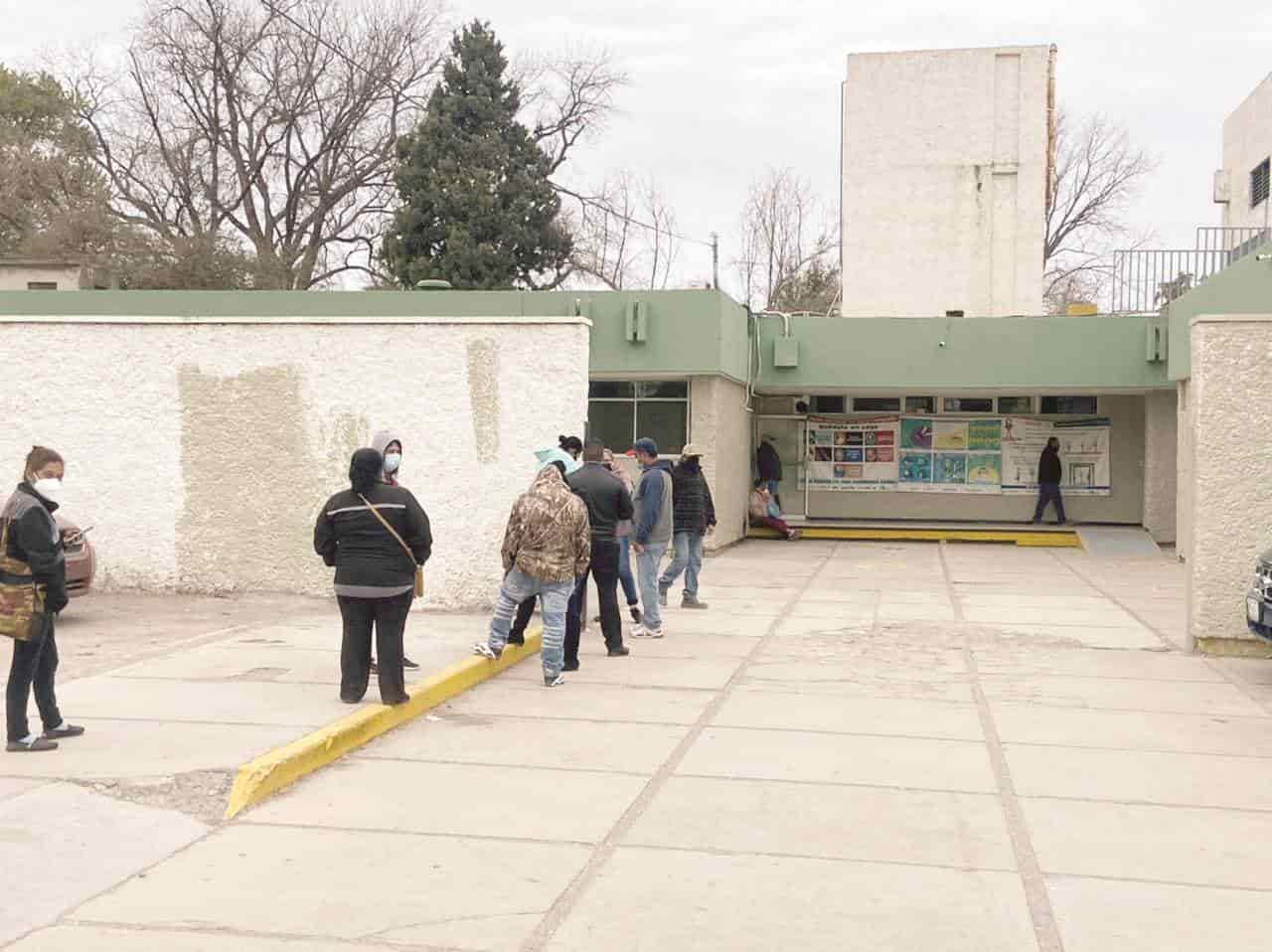 Acuden derechohabientes al IMSS para realizarse pruebas COVID-19.