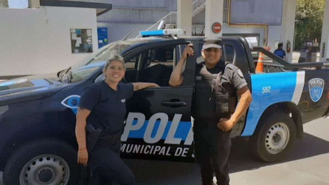 ¡Increíble!: Policías le salvan la vida a bebé que se ahogaba