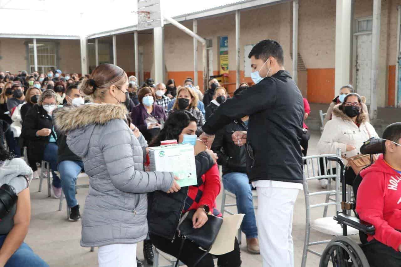 Maestros fueron vacunados contra el covid-19.
