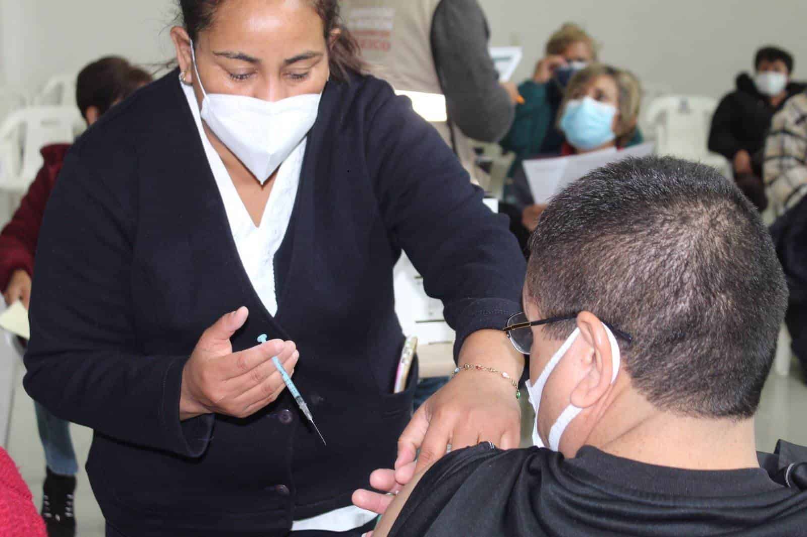 En San Buenaventura arrancó ayer la vacunación de refuerzo a personas de 50 a 59 años de edad.