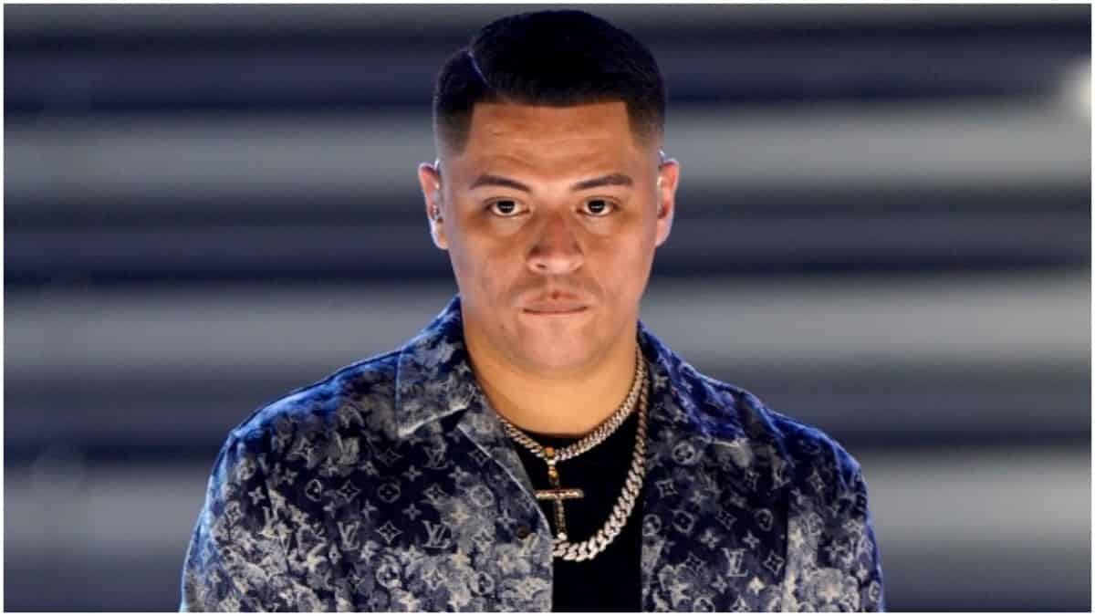 Eduin Caz le un canta narcocorrido a Ovidio Guzmán