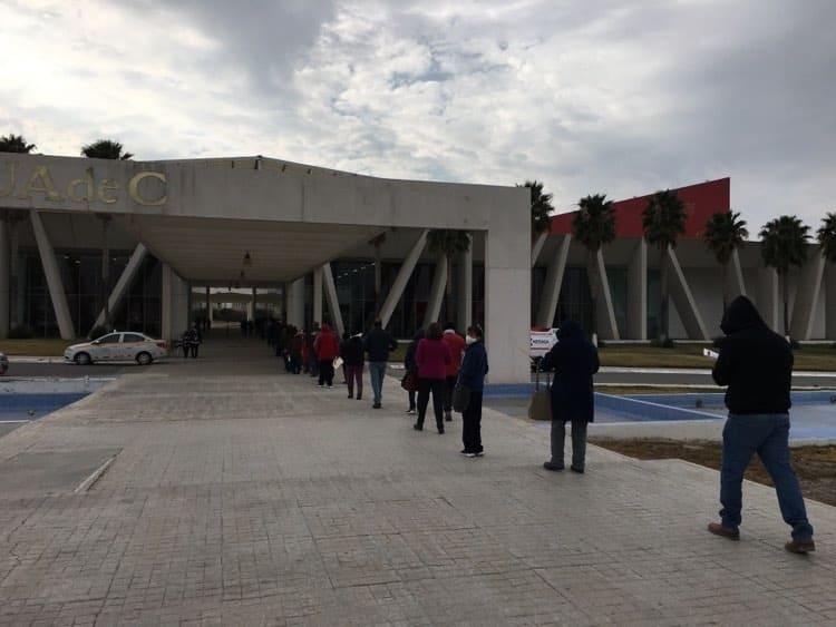 Las filas avanzaron rápidamente durante el primer día de vacunación.