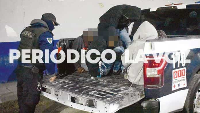 Los cuatro amigos fueron arrestados y remitidos a las celdas.