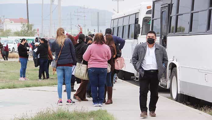 Gracias a las vacunas ha disminuido el número de maestros hospitalizados por coronavirus.