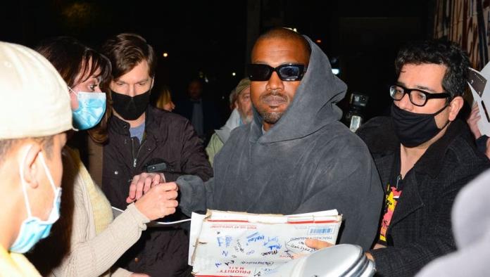Kanye West es acusado de golpear a un fan que le pidió un autógrafo