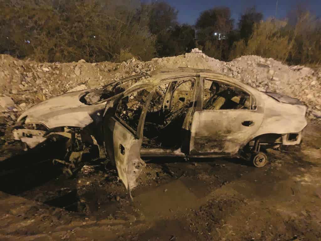 Al menos 5 unidades fueron incendiadas con bombas molotov, en un yonque acusado de “robarse” un tramo de calle en la colonia Borja.