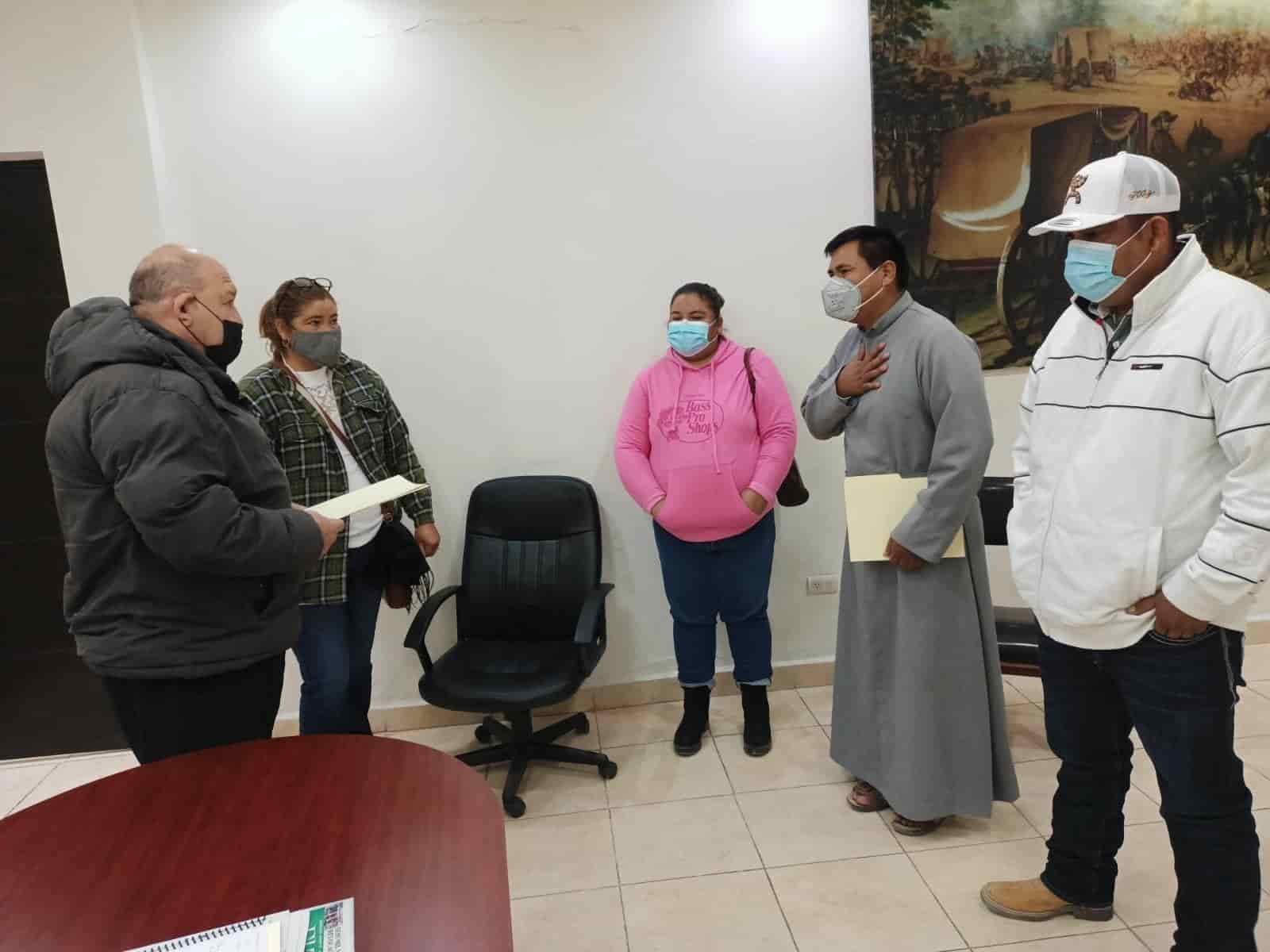 Francisco Javier González, juez de la comunidad de Espinazo, en compañía de otros habitantes del ejido y del párroco de la Iglesia de San Miguel Arcángel, Juan de Dios Juárez, decidieron pedir el apoyo del alcalde Juan Antonio Garza García.