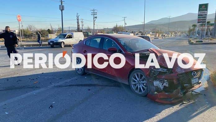 La conductora destrozó su auto al chocar contra la camioneta.