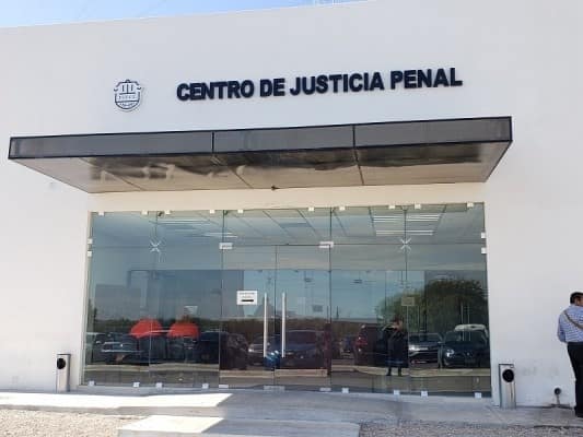 Ante el alza de contagios de COVID en el estado y después de que el Poder Judicial emitió nuevos lineamientos, la Fiscalía confirmó que las audiencias volverán a ser en línea, a través de Zoom.