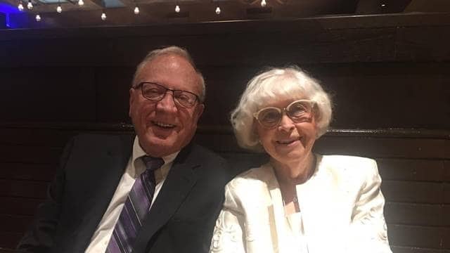 Con 90 años cumple la ultima voluntad de su esposo: Casarse con su mejor amigo