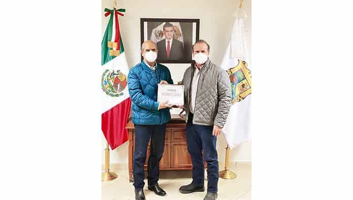 El alcalde, Dr. Mario Dávila, con el Secretario de Obras Públicas, el Lic. Miguel Ángel Algara, durante el estudio y entrega de los proyectos de obra para Monclova.