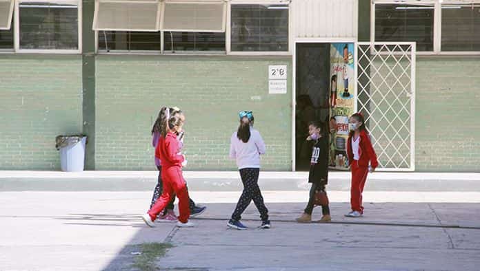 Hasta no tener otra indicación, regresarán 50 mil alumnos a clases híbridas este lunes.