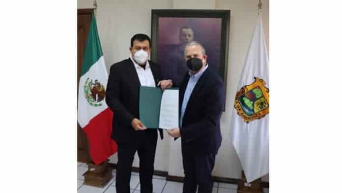 El Secretario de Educación, Francisco Saracho Navarro, entrega nombramiento a Raúl Humberto Cepeda Garza como Coordinador General de Educación Normal y Actualización Docente.