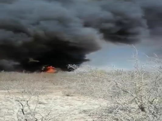 Tras controlar las llamas, procedieron a remover los residuos para evitar que el fuego regresara.