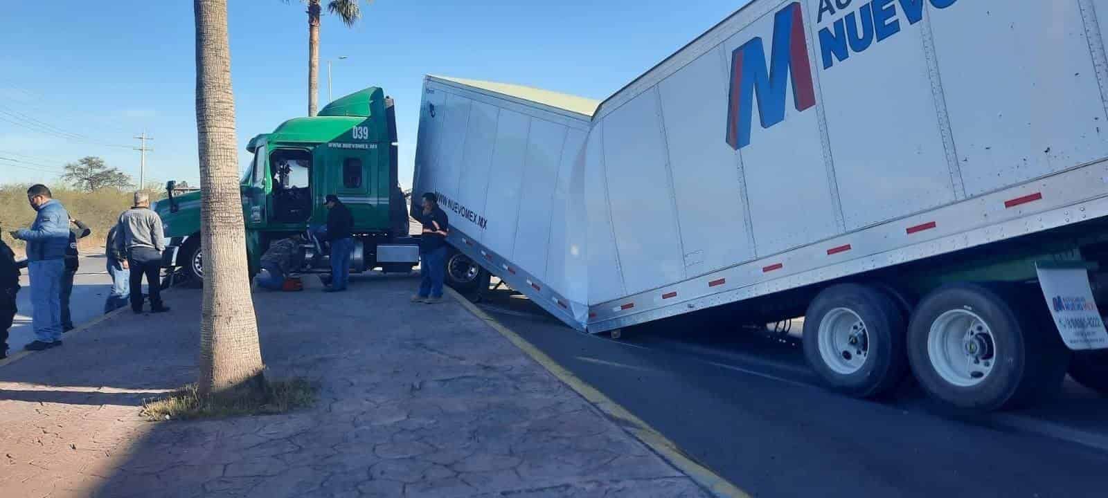 Se parte en dos caja de tráiler que transportaba cargamento de leche.