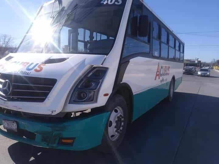Inexperto conductor Causa choque al evadir alto