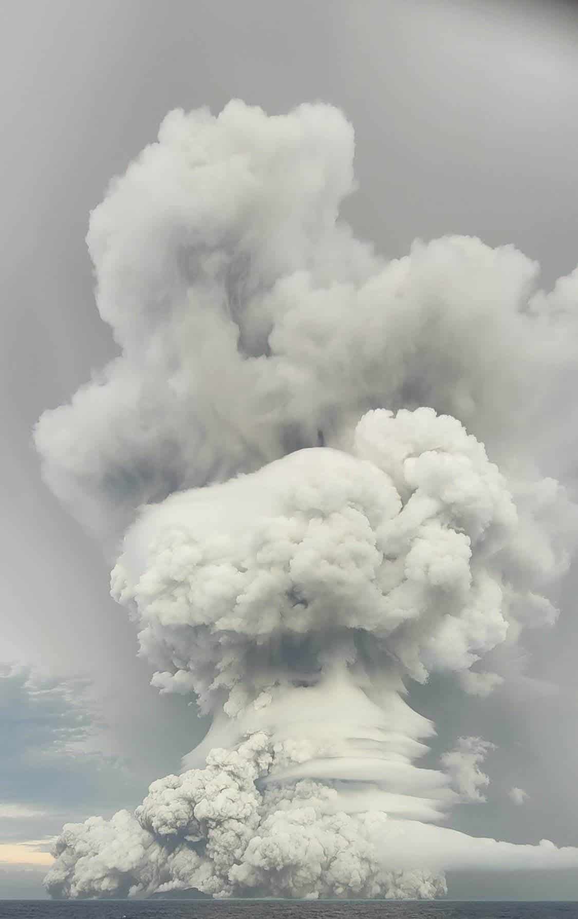 Así se vio la erupción submarina en Tonga desde el espacio