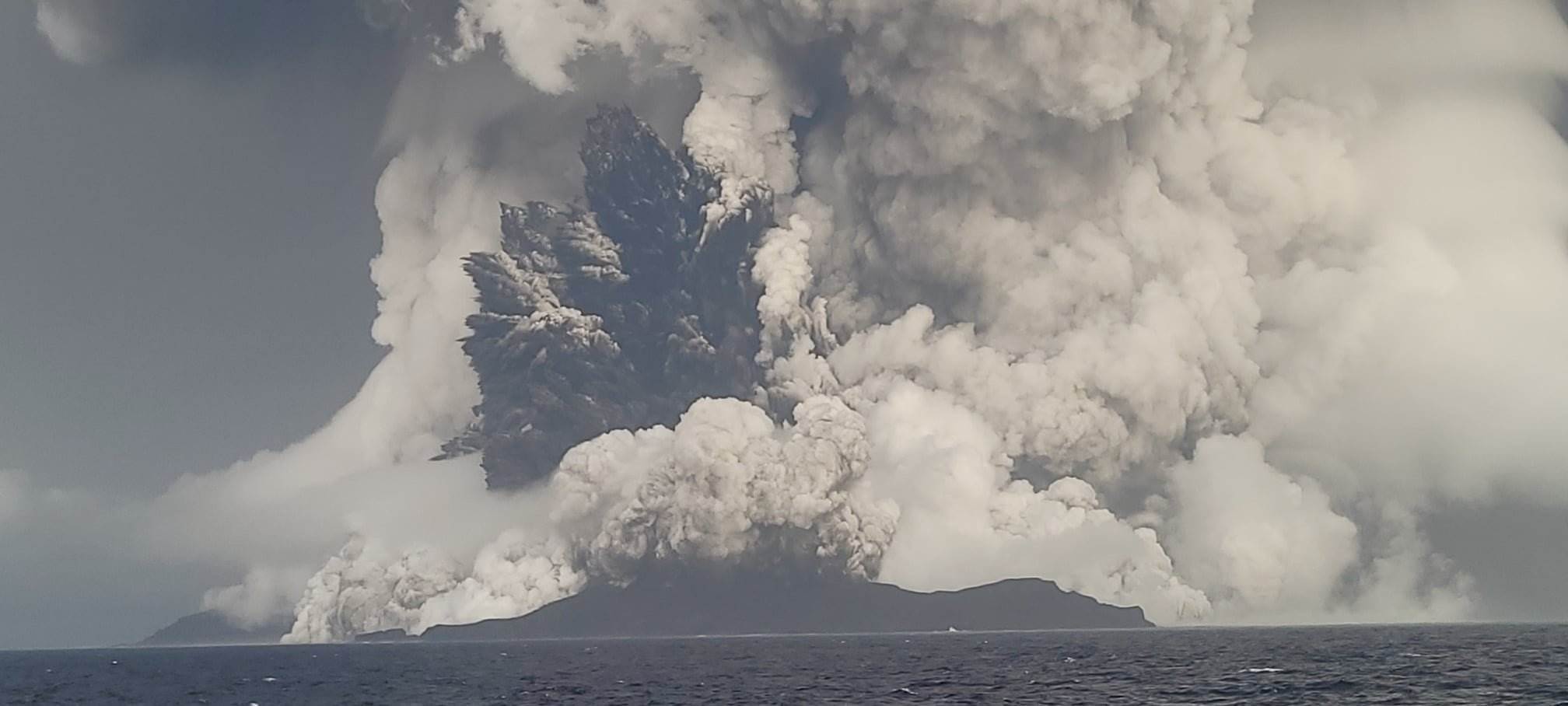 Así se vio la erupción submarina en Tonga desde el espacio