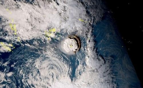 Así se vio la erupción submarina en Tonga desde el espacio