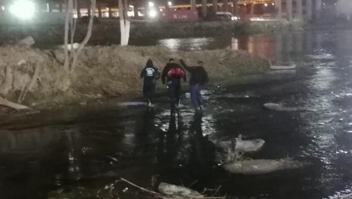 RESCATAN A MIGRANTE DE MORIR DE HIPOTERMIA EN EL RIO BRAVO