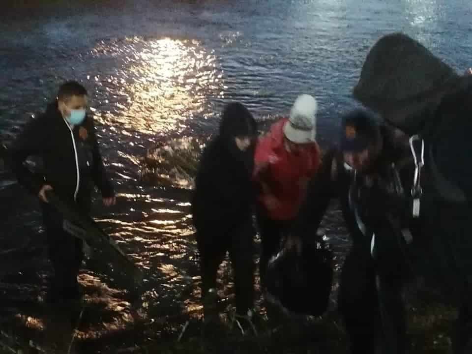 RESCATAN A MIGRANTE DE MORIR DE HIPOTERMIA EN EL RIO BRAVO