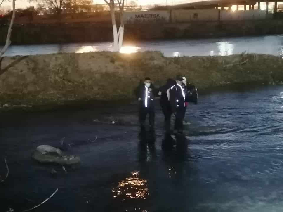 RESCATAN A MIGRANTE DE MORIR DE HIPOTERMIA EN EL RIO BRAVO