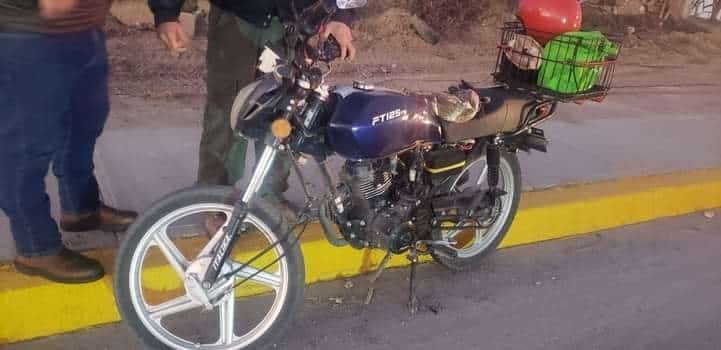 Embiste a  motociclista al no respetar los límites de velocidad