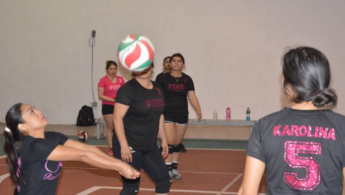 Pink Parrita se abre paso en el voleibol femenil